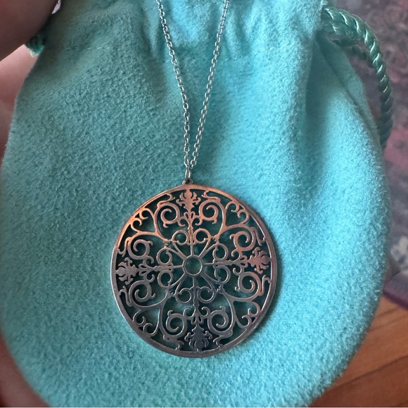 TIFFANY & CO. | Enchant Round Pendant Necklace - Picture 5 of 8